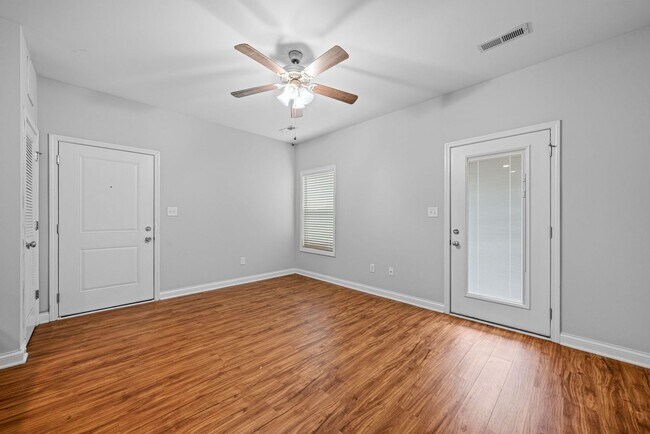 Building Photo - 1592 Collegeview Dr