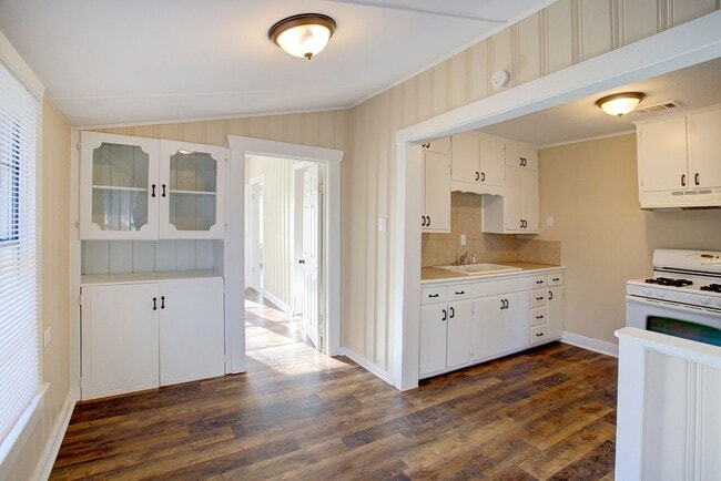 Building Photo - Available Mid July! 3-bedroom 1 bath for lease in Cleburne