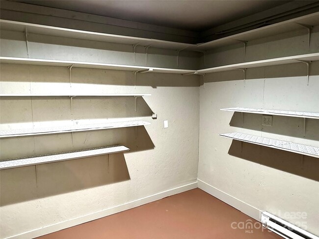 Building Photo - 2054 Hickory Hills Dr