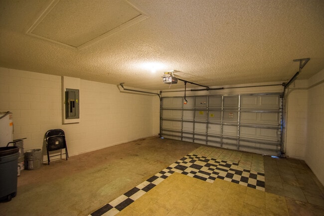 Building Photo - 3 Bed 2 Bath Home with Stainless Steel App...