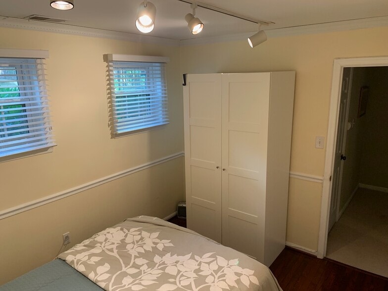 Building Photo - 1127 Fairview Ct