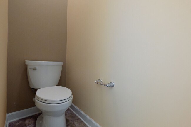 Building Photo - Beautiful Condo Minutes from Ballantyne wi...