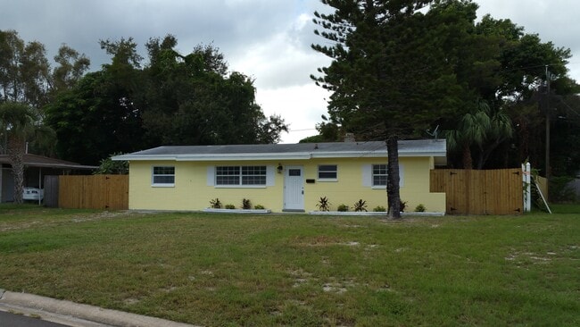 Building Photo - Great Location w/ everything you want! Boat parking