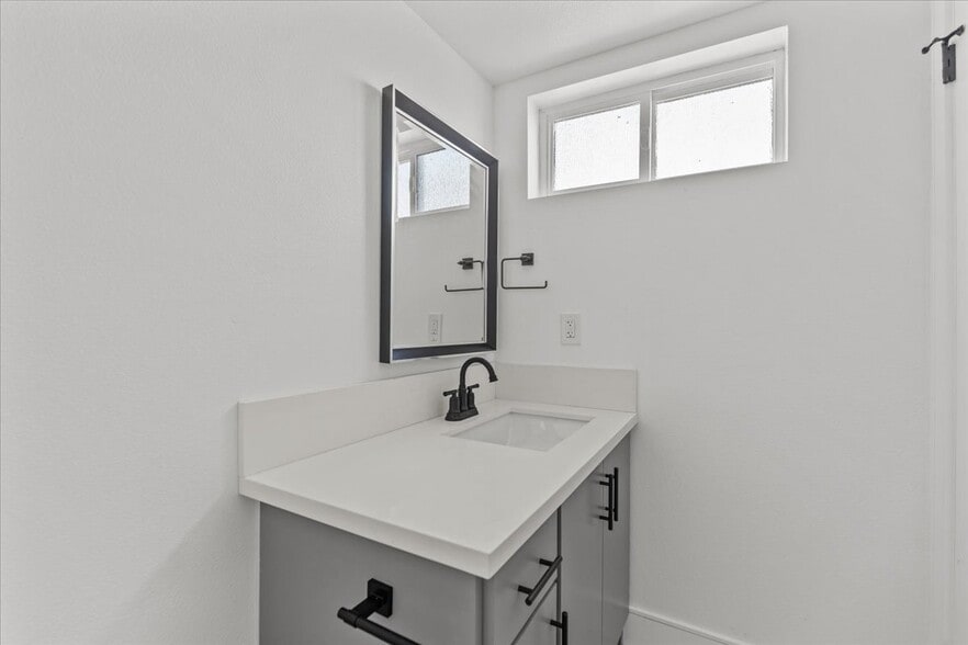 Building Photo - 860 N Hudson Ave