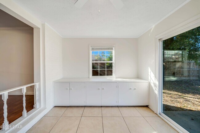 Building Photo - 205 Sunset Ln