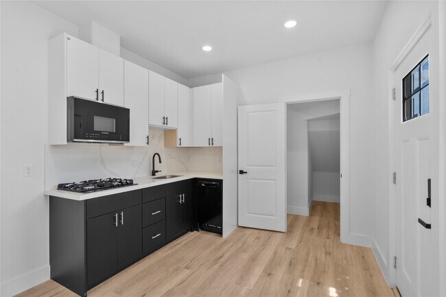 Building Photo - 3510 Saltus St