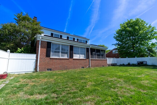 Building Photo - 3449 Petunia Cres