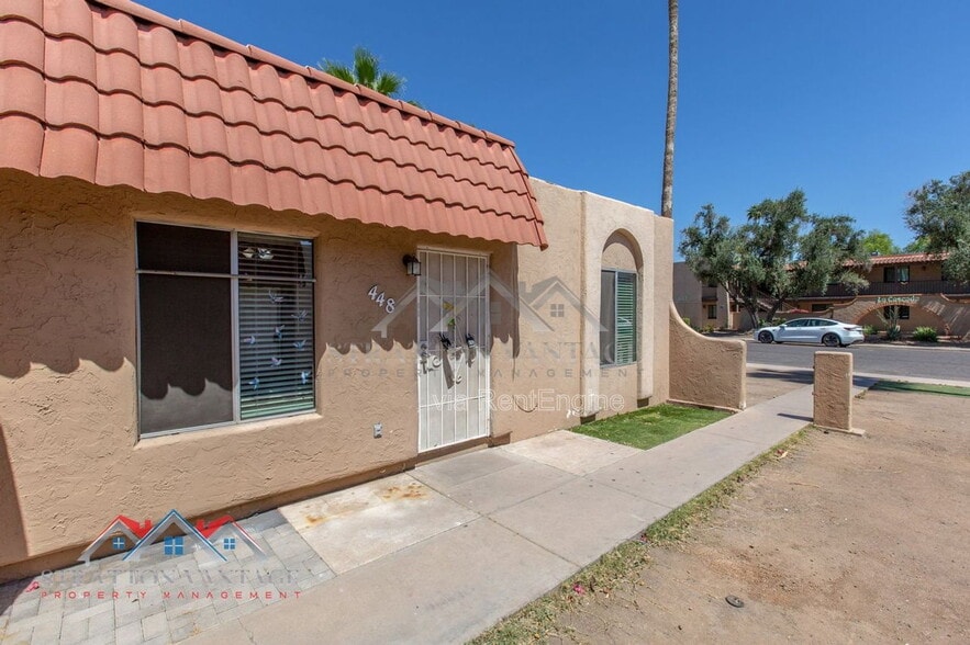 Building Photo - 448 N Lesueur