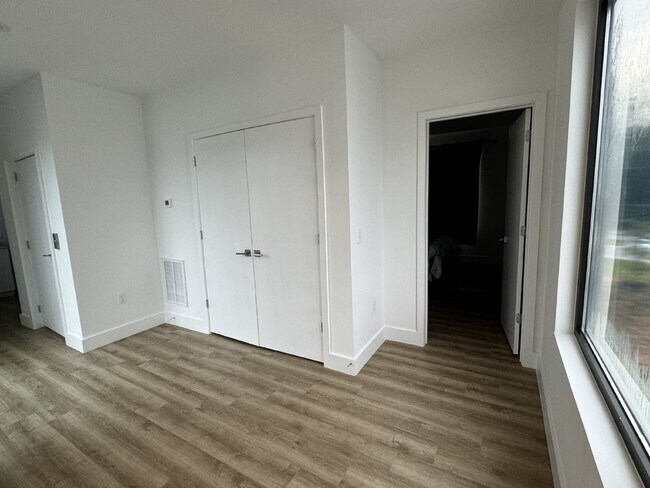 Building Photo - Available Furnished or Unfurnished
