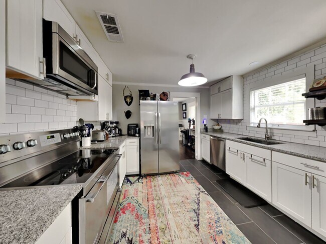 Building Photo - Fairmount Cottage READY NOW!