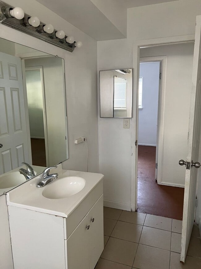 Building Photo - 3 Bedroom 1.5 Bath - $1200