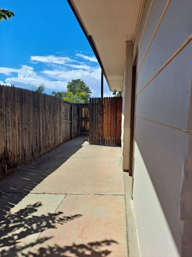 Building Photo - 14 Kingsboro Way