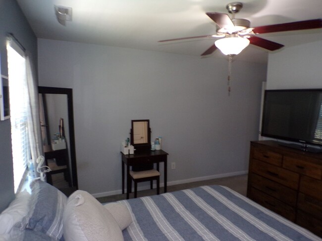 Building Photo - Two Bedroom Two and half Bathrooms Townhome!