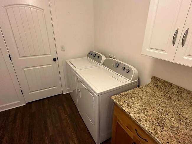 Building Photo - Luxurious Spacious layout in convenient Sa...