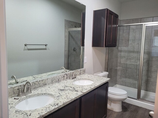 Building Photo - Luxury Duplex 3/2 in Seguin