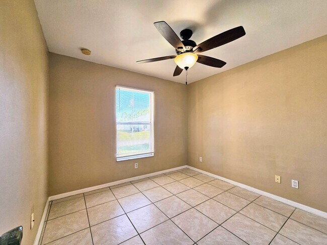 Building Photo - Nice 3 Bedroom Duplex in Lehigh Acres
