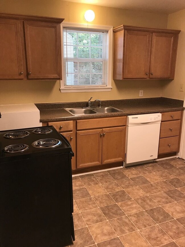 Building Photo - Three Bedroom in the Heart of Five Points