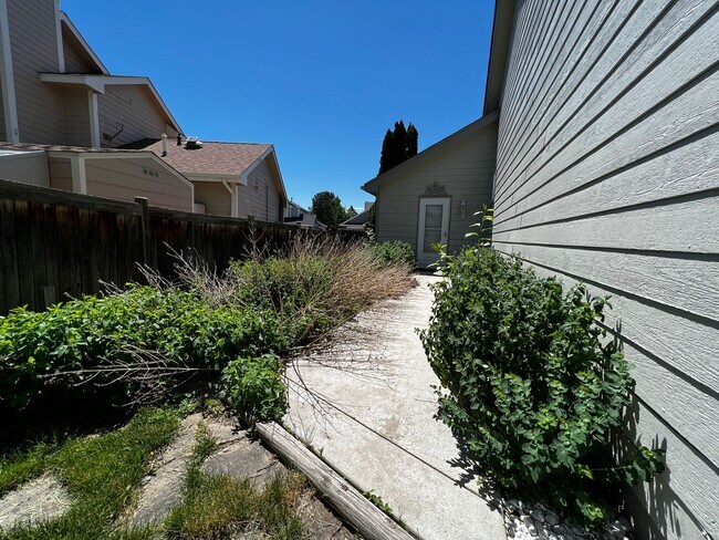 Building Photo - 3 Bed, 3 Bath House in Southeast Fort Coll...