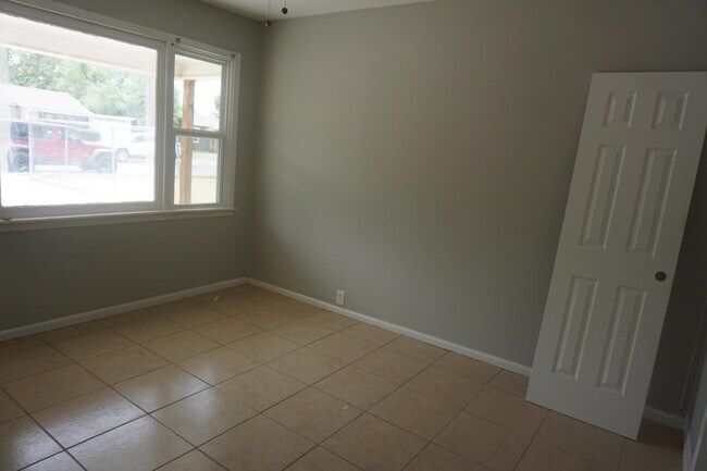 Building Photo - 5546 93rd St
