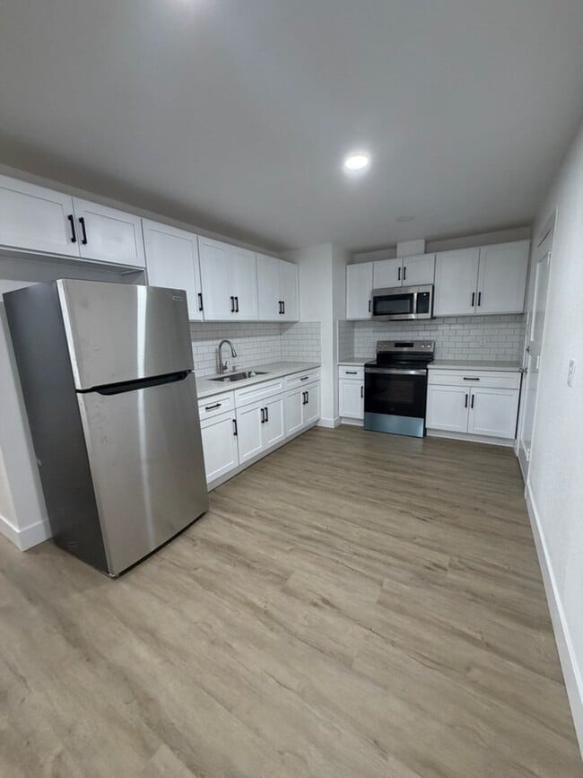 Building Photo - 550 Las Palmas Ave