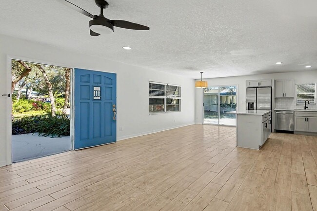 Building Photo - 235 Boulevard Des Pins