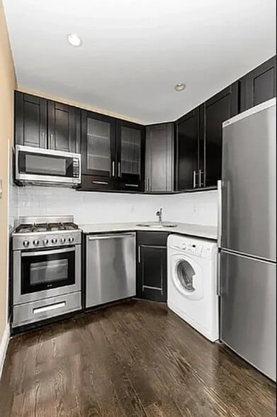 Building Photo - 448 W 19th St