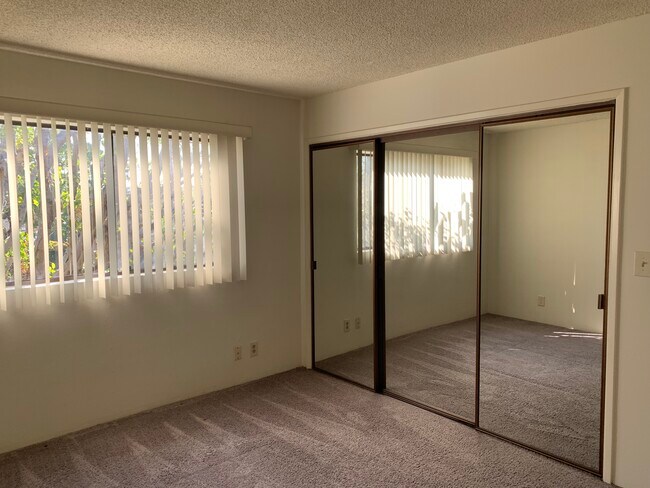 Building Photo - 2493 1/2 S Barrington Ave