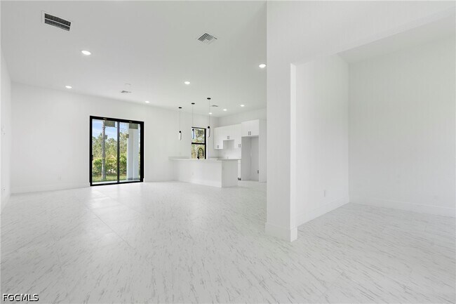 Building Photo - 3175 Sunshine Blvd N