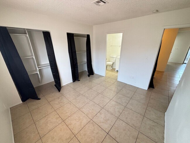 Building Photo - 4590 Carriage Park Dr