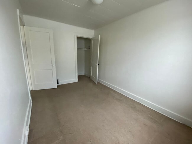 Building Photo - Available October 22, 2025, Lease will end...