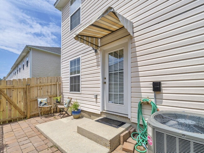 Building Photo - Charming 2-Bedroom Townhouse Retreat on Sc...