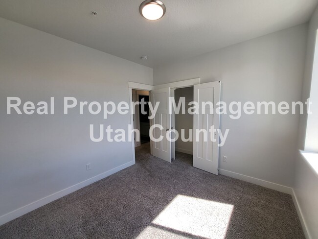 Building Photo - Small Pet Friendly Lehi Condo