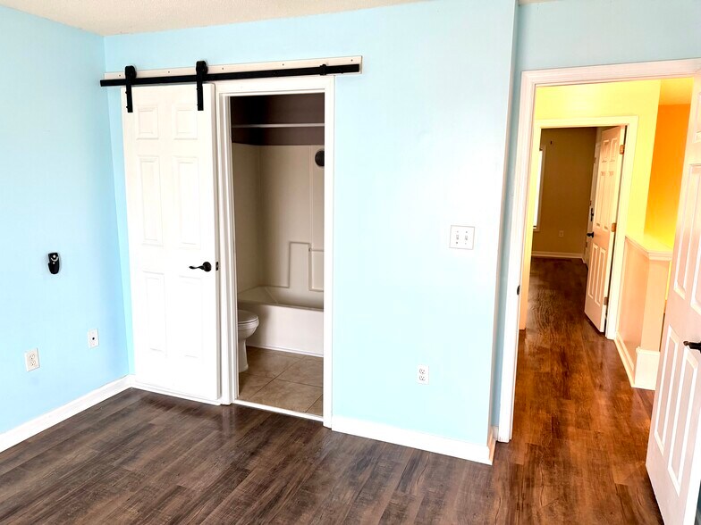 Building Photo - 100 Spring Creek Dr