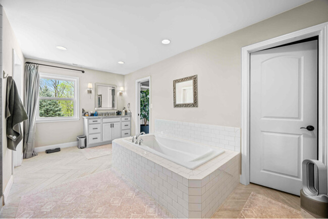 Building Photo - 5990 Hollow Ct