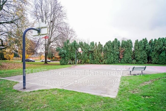 Building Photo - 14128 NE Sandy Blvd