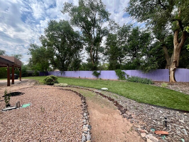 Building Photo - Gorgeous and Quiet 4 Bedroom 2.5 Bathroom ...