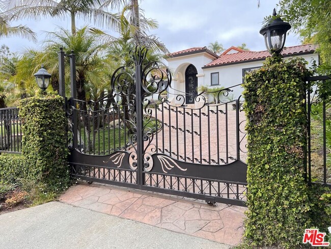 Building Photo - 114 S Layton Dr