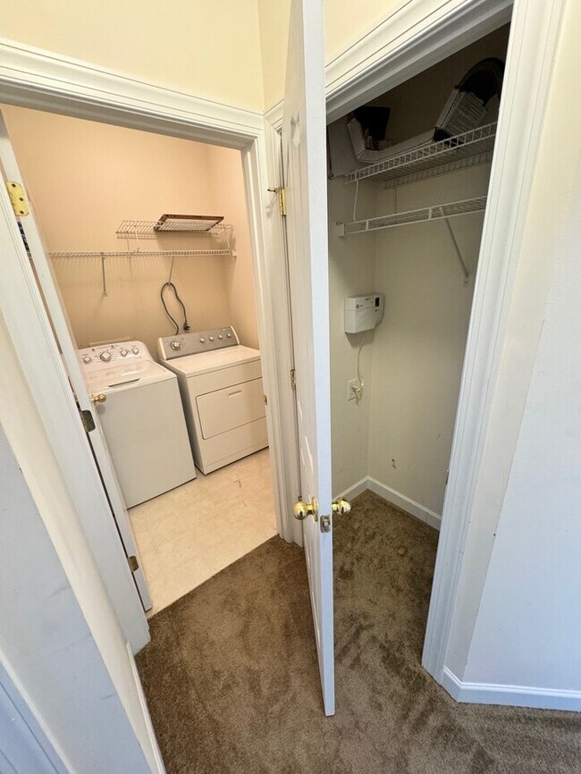 Building Photo - Move-in ready 2-bedroom, 2-bath end-unit t...