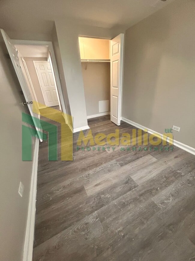 Building Photo - Experience the charm of this stunning 5-bedroom, 1.5-bath home, where modern living meets comfort...
