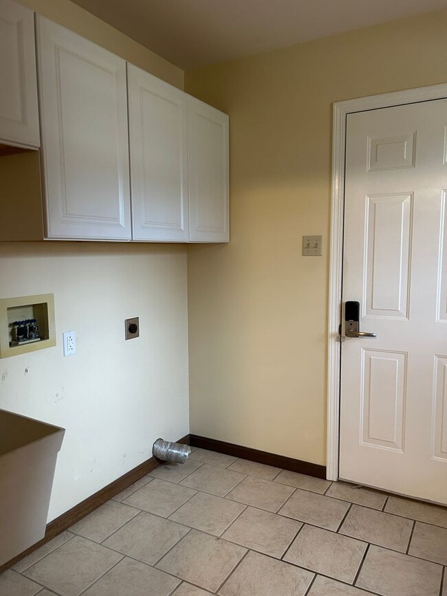 Building Photo - Beautiful Lake Home