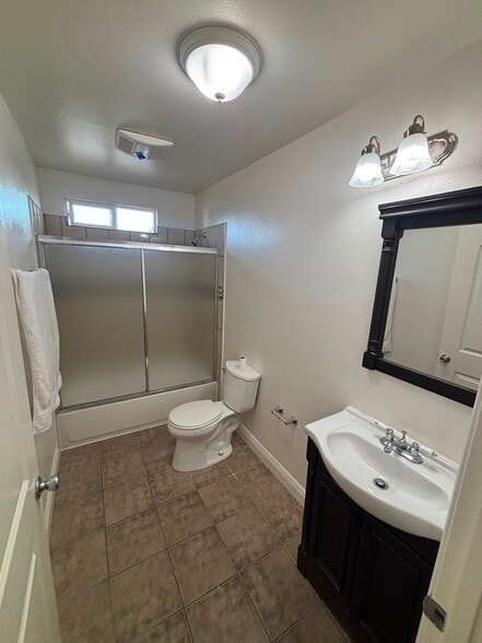 Building Photo - 139 E 110th St