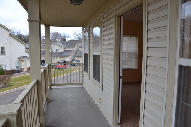 Building Photo - 474 Village Dr