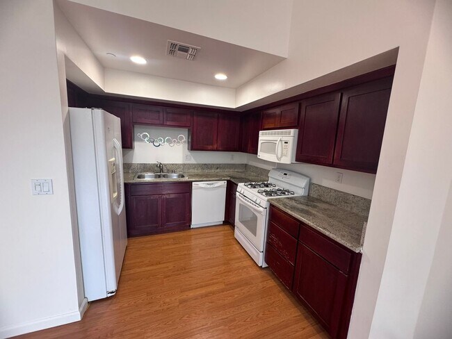 Building Photo - 2 Bedroom 2 Bathroom Home in West Sac