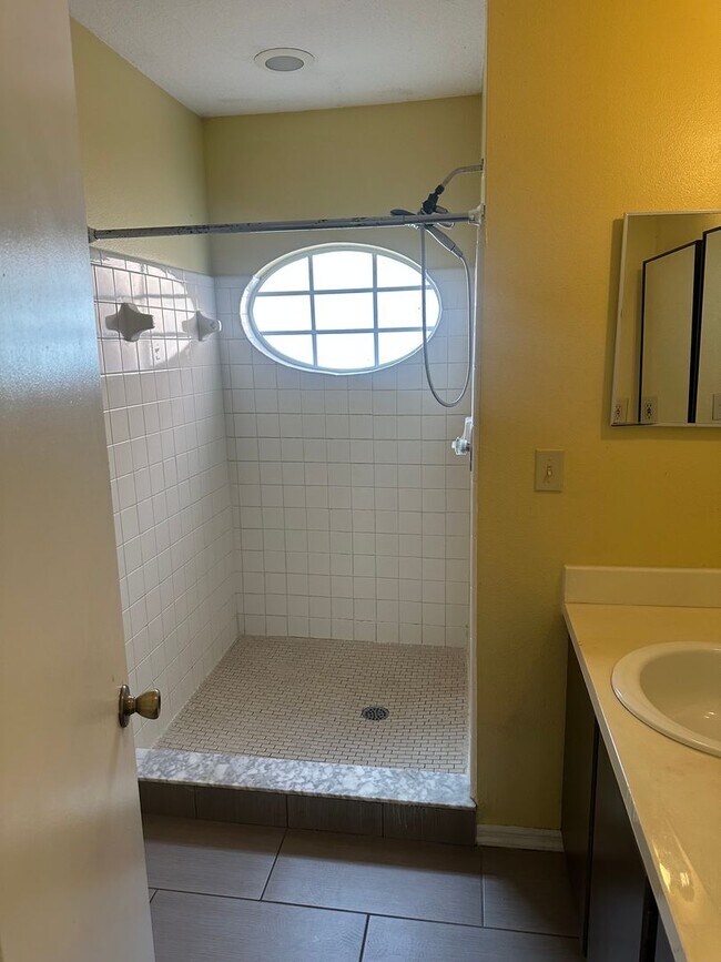 Building Photo - Spacious 3 bedroom condo, perfectly located near shopping & attractions!