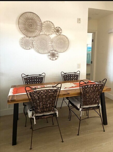 Building Photo - 10 Coralino