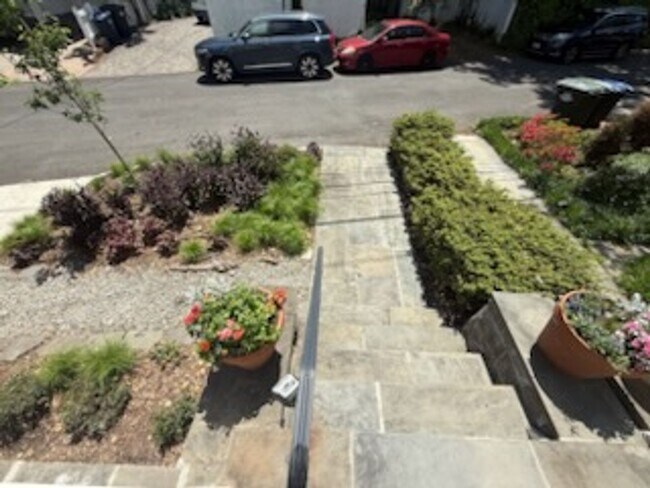 Building Photo - *DREAM LOCATION* 6BR Completely Renovated Duplex