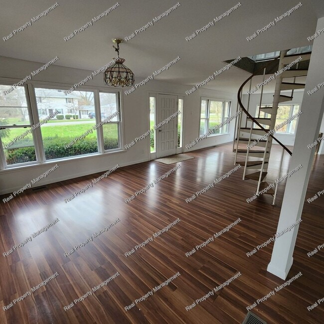 Building Photo - Three Bedroom With Oversized Garage