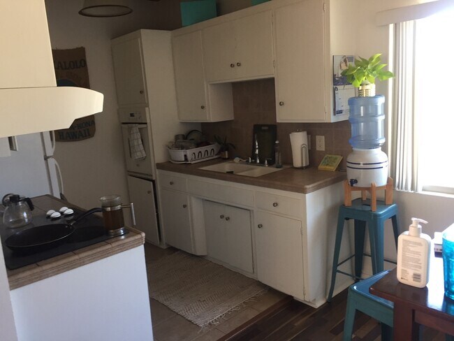 Building Photo - Beautiful upstairs 2 bedroom 1 bathroom ap...