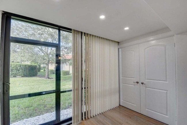 Building Photo - 400 Club Cir