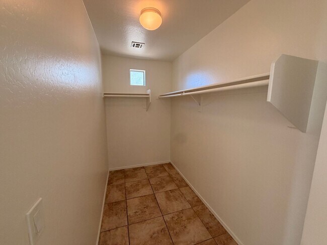 Building Photo - Spacious 3Bdm 2Ba Phoenix Home with *No Carpets* and *New Paint*